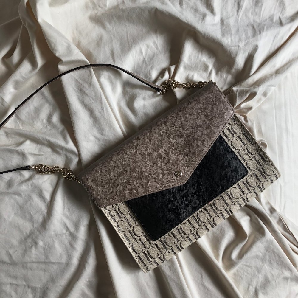 Carolina Herrera beige Logo clutch/shoulder bag